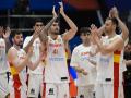 Los jugadores de la selección española agradecen el apoyo a sus aficionados tras perder frente a Letonia