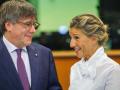 Yolanda Díaz y Carles Puigdemont, sonrientes en el Parlamento Europeo