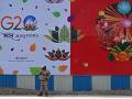 Un personal de seguridad hace guardia frente a un cartel de la cumbre del G20 en India