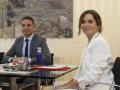 La presidenta de la Comunidad de Madrid, Isabel Díaz Ayuso, junto con el portavoz del PSOE, Juan Lobato