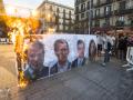 Manifestantes queman fotografías de políticos en la manifestación de la CUP