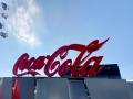 Logotipo de Coca-Cola a las puertas de su sede en la Calle de la Ribera del Loira, Madrid