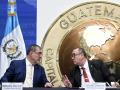 Bernardo Arévalo (Iz), presidente electo de Guatemala y Alejandro Giamattei presidente saliente