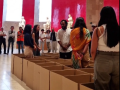 El artista Carlos Bunga en medio de su 'performance' en el Museo del Prado
