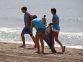 Jóvenes cordobeses retiran basura de la playa malagueña de El Morche