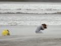 Niños protegiéndose los ojos de la arena levantada por el huracán Lee