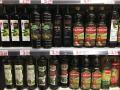 Botellas de aceite de oliva en la estantería de un supermercado