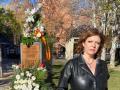 Lucía Ruiz junto a la placa en homenaje a las víctimas del atentado de la casa cuartel de Zaragoza
