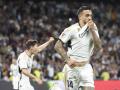 Joselu se besa el escudo del Real Madrid tras marcar el gol a la Real Sociedad