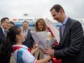 El presidente de Siria, Bachar al Asad, y la primera dama son recibidos a su llegada al aeropuerto de Pekín