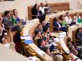 Votación durante la sesión del primer Pleno de legislatura, en el Parlamento de Cantabria