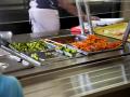 Comida servida en un comedor