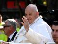 El Papa Francisco saluda mientras viaja en su papamóvil entre peregrinos y espectadores