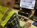 Un agente de la Guardia Civil realiza comprobaciones en un ordenador