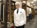 Ken Follet, en su visita a la Real Fábrica de Tapices de Madrid
