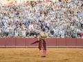 El Diestro madrileño Julián López 'El Juli' brinda al público la faena de su segundo y último toro en la Maestranza de Sevilla
