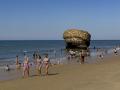 Varios bañistas combaten el calor en la playa de Matalascañas, Huelva, este domingo