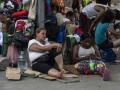 Inmigrantes venezolanos en la frontera entre Costa Rica y Panamá tras cruzar la selva del Darién