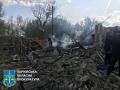 Los rescatistas trabajan entre los escombros de una tienda destruida tras un ataque ruso
