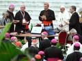 El Papa, junto a los miembros de la Secretaría del Sínodo en la apertura de la Asamblea