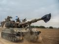 Soldados israelíes sobre un tanque en Sderot, este lunes