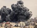 Una columna de humo se eleva en el cielo de la ciudad de Gaza durante un ataque aéreo israelí