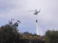Imagen de un helicóptero refrescando la zona del incendio forestal en el municipio tinerfeño de Santa Úrsula