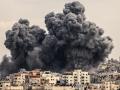 Una cortina de humo se eleva desde la ciudad de Gaza, el 9 de octubre de 2023