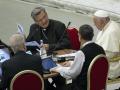 El Papa, en su mesa de trabajo del Sínodo