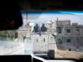 Un vehículo de UNIFIL con dos militares del Ejército español
