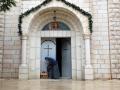 Una religiosa en una iglesia en Gaza (archivo)