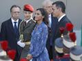 La princesa de Asturias, Leonor (i-d), la reina Letizia, y el presidente del Gobierno, Pedro Sánchez, a su llegada este jueves al desfile del Día de la Fiesta Nacional