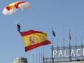 Así ha sido el salto en paracaídas con la bandera de España durante el desfile del 12 de octubre