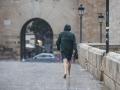 Una persona camina bajo la lluvia en Valencia