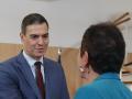 El presidente del Gobierno en funciones, Pedro Sánchez, saluda a la portavoz de EHBildu en el Congreso, Mertxe Aizpurúa