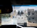 Dos militares españoles patrullan el Líbano