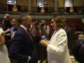 La alcaldesa de Valencia, María José Catalá, conversa con el portavoz de Vox en el Ayuntamiento levantino, Juan Manuel Badenas.