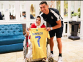 Cristiano Ronaldo con la pintora Fatemeh Hamami