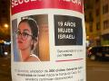 Carteles con fotos de rehenes israelíes ubicados en Madrid