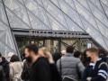 Centenares de personas son evacuadas del Museo Louvre en París