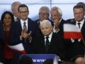 El primer ministro de Polonia Mateusz Morawiecki aplaude el discurso de su número dos y compañero de partido Jaroslaw Kaczynski