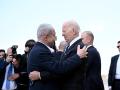 El presidente Joe Biden fue recibido por el primer ministro Benjamín Netanyahu a pie pista