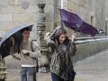 SANTIAGO DE COMPOSTELA, 17/10/2023.- Turistas sorprendidos por el viento y la lluvia, este martes en la plaza del Obradoiro de Santiago de compostela. La borrasca Babet ha dejado vientos de más de 134 kilómetros por hora en Galicia mientras que el litoral de Pontevedra y de A Coruña se encuentra en alerta naranja por rachas de vientos. EFE/Lavandeira jr