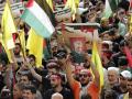 Los partidarios de Hezbolá ondean la bandera palestina y la bandera de su partido, en el Líbano