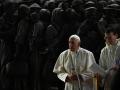 El Papa ha orado por los migrantes y refugiados ante la escultura de bronce Ángeles inconscientes