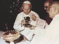 San Juan Pablo II sostiene el Santo Cáliz, durante su viaje a Valencia