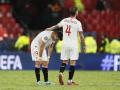 SEVILLA, 24/10/2023.- Los jugadores del Sevilla FC Sergio Ramos y Marcos Acuña se lamentan tras el partido de la tercera jornada de la Liga de Campeones que Sevilla FC y Arsenal FC disputaron este martes en el estadio Ramón Sánchez-Pizjuán. EFE/José Manuel Vidal