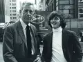 Un joven Matt (tenía 15 años) mira sonriente a su progenitor, J. D. Salinger, convertido ya en escritor consagrado (Nueva York, 1975)