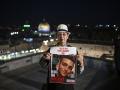 Una mujer sostiene una imagen del rehén Edan Alexander en Jerusalén