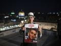 Una mujer sostiene una imagen del rehén Edan Alexander en Jerusalén